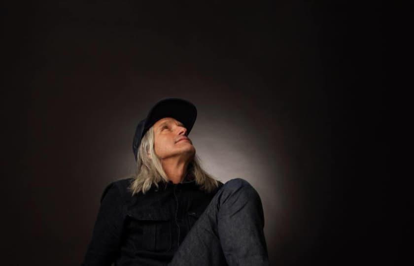 An evening with Steve Poltz *partially seated